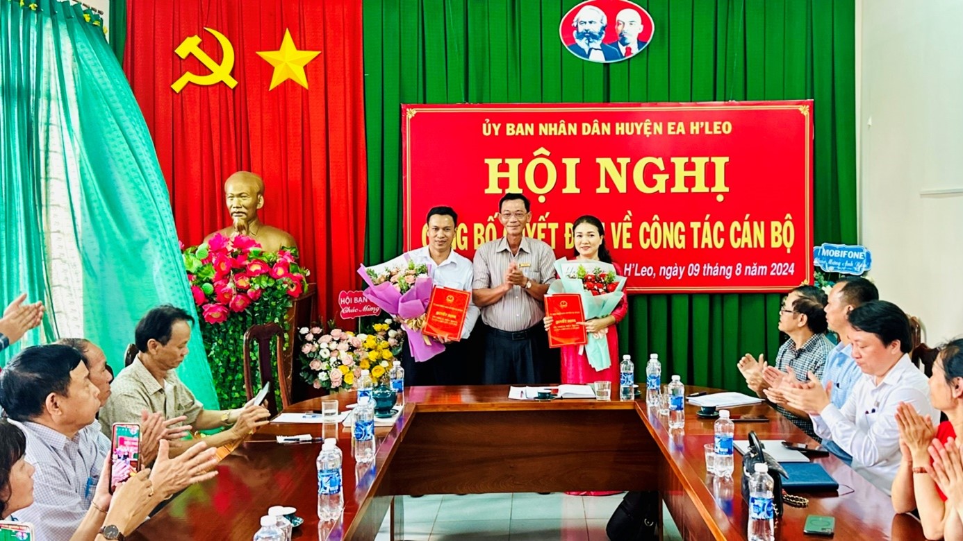 UBND huyện công bố Quyết định công tác cán bộ